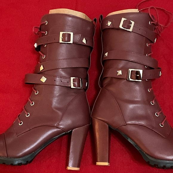 Stylish Buckles Soft Burgundy Lace-Up Boots sz. 7.5 - Picture 9 of 10